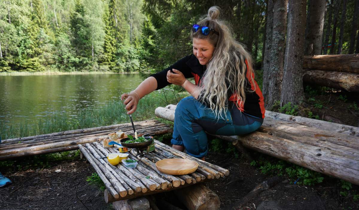 Женщина готовит пойманную в озере рыбу. Акерсхус, Восточная Норвегия