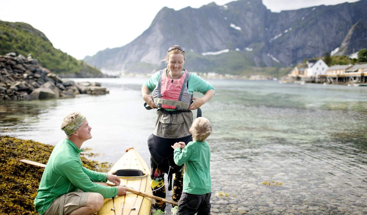 Семья с каяком на Лофотенских островах, Северная Норвегия