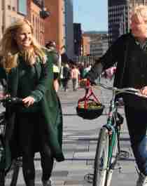 Découvrez Oslo à vélo : deux cyclistes à Aker brygge, à Oslo, Norvège de l'Est
