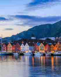 Kveld på verdensarvstedet Bryggen i Bergen på Vestlandet