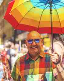 To menn går i paraden under Oslo Pride 2018
