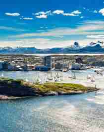Die Stadt Bodø, Nordnorwegen, ein sonniger Sommertag