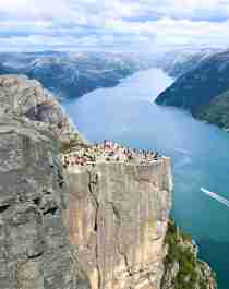 Turister nyter utsikten over Lysefjorden fra Preikestolen