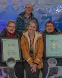 Merket for bærekraftig reisemål ble overrakt onsdag kveld, på Snøhotellet i Kirkenes. F.v. styreleder i Visit Kirkenes Nicole Merten, i midten foran Ann Kristin Gjelsten fra Innovasjon Norge, i midten bak prosjektleder for bærekraftig reiseliv i Sør-Varanger Dag Norum og til høyre ordfører for Sør-Varanger kommune Lena Norum Bergeng.