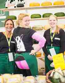 Tre jenter selger ost på Bergen matfestival