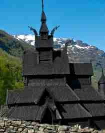 Burgund stavkirkes fasade