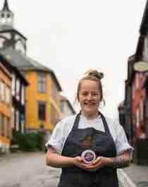 A woman posing with cheese from the cheese factory in Røros, Trøndelag