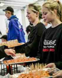 Folk smaker på rakfisk på Norsk rakfiskfestival i Fagernes