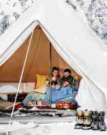 Couple glamping in the wood in Trøndelag