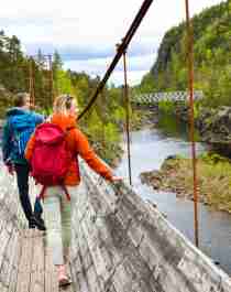 To personer går tur over Tømmerrenna i Vennesla