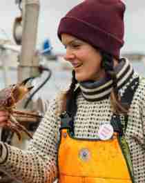 En dame fisker krabbe på Fosen i Trøndelag