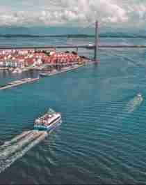 En ferge seiler mot Stavanger by på Vestlandet