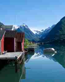 Fargede trehus langs Sognefjorden
