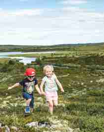 To børn løber på fjeldet i Hallingdal i Norge