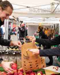 En mann kjøper norske epler på Matstreif matfestival i Oslo