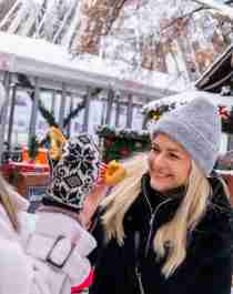 to kvinner på julemarket i Oslo, Østlandet, Norge.