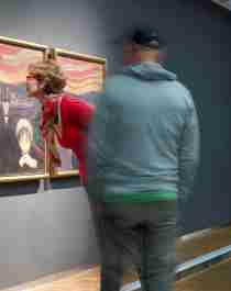 Mennesker ser på Edvard Munchs Skrik på Munchmuseet i Oslo