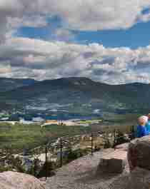 Four people having a picnic at a viewpoint in Vrådal