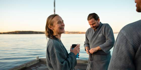 People on the pier at Tjuvholmen in Oslo after a morning swim in autumn