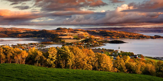 Oversiktsbilde av Innherred kledd i varme høstfarger