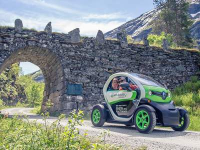 A couple exploring Norway the green way with an eMobility electric car