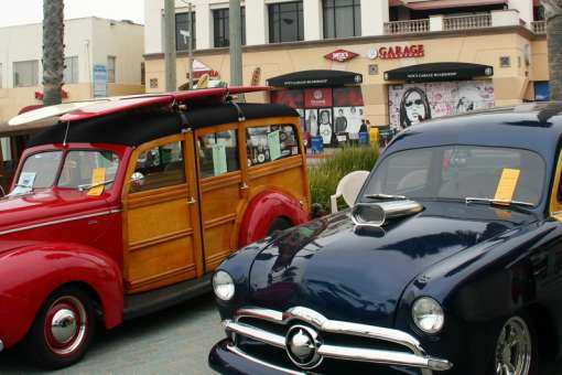 Woody Cars in Pier Plaza