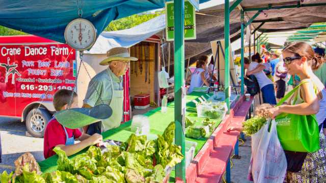 Family Farms Markets Tours Things To Do In Grand Rapids Fulton Street Farmer S Market
