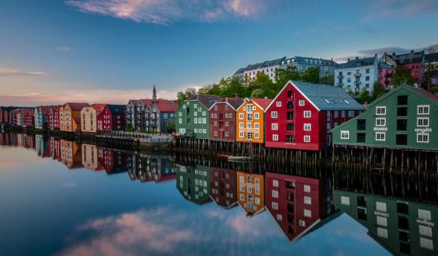 Gamle fargerike trehus langs Nidelva i Trondheim