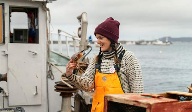 A woman crabfishing in Fosen in Trøndelag