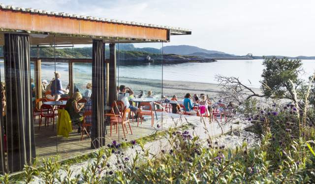 Folk som har det trevligt på den populära strandbaren på Stokkøya i Trøndelag