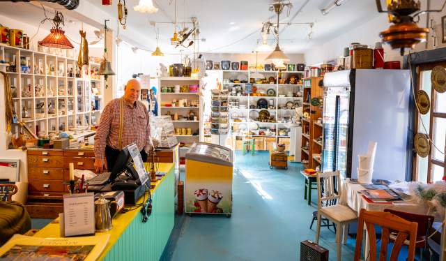 Delpen Bokcafe - book shop and antique shop in Nyksund