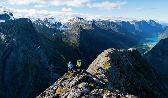 To mennesker går opp Kattanakken i Jostedalsbreen nasjonalpark på Vestlandet i Norge