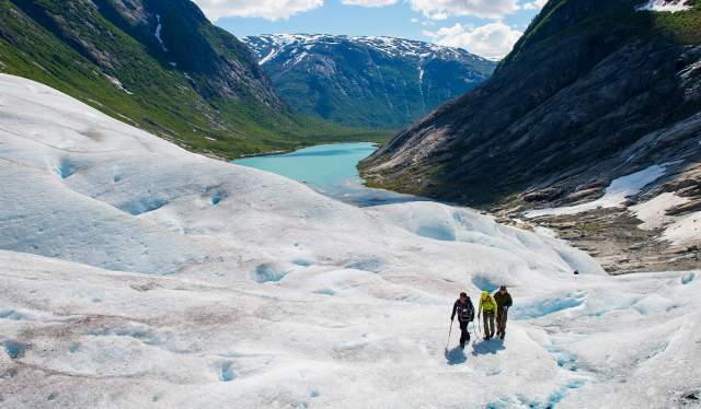 Tre mennesker går i taulag på Nigardsbreen