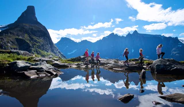 Flere mennesker vandrer på solfylte Litlefjellet i Romsdal.