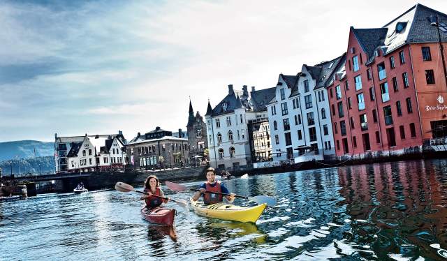 Två personer paddlar kajak i Ålesund, Fjord Norge