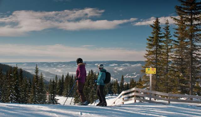 Couple skiing in Hafjell Alpinsenter