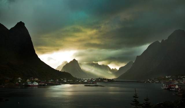 Heavy clouds over the mountainous landscape around Reine in Lofoten