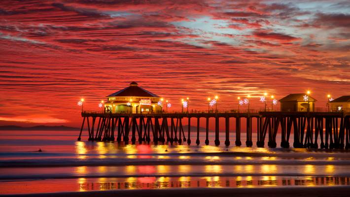 History Of The Huntington Beach Pier The Iconic Pier Is A Must See And Hard To Avoid On Any Trip Huntington Beach Stretching 1 856 Feet Into Pacific Ocean It Longest