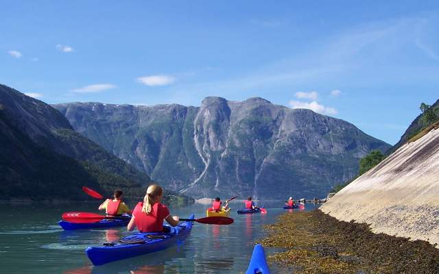 A group of people kayaking in Eidfjord in Fjord Norway