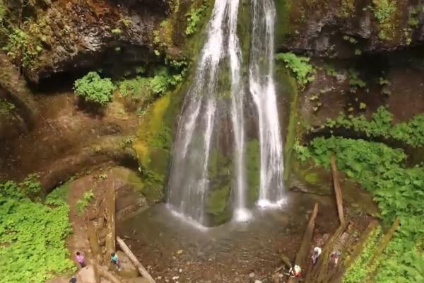waterfall wandering in cottage grove