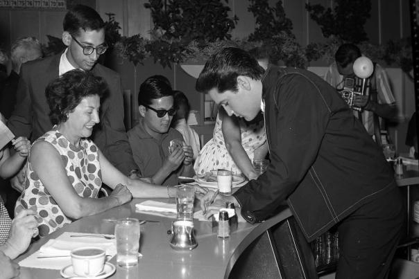 Elvis signing autographs at Sahara