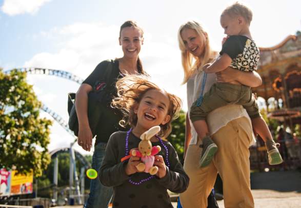 To mødre med barn på TusenFryd i Akershus