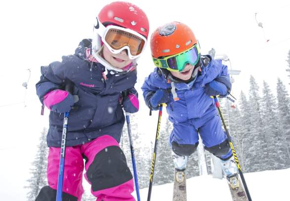 Family skiing in Hemsedal