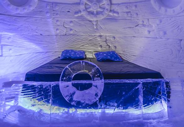 A bed inside Kirkenes Snow hotel