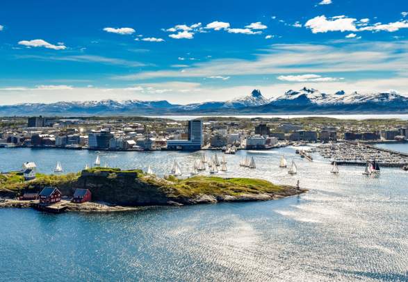 Die Stadt Bodø, Nordnorwegen, ein sonniger Sommertag