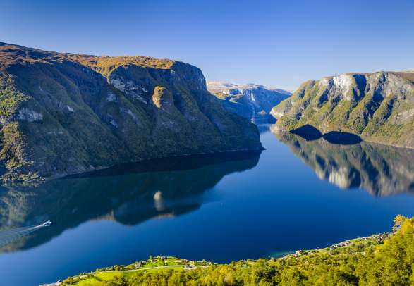 Blå himmel over Aurlandsfjorden og fjellene rundt på Vestlandet