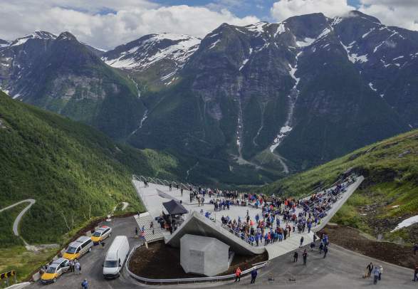 Masse folk på Utsikten utsiktspunkt på Nasjonal turistveg Gaularfjellet på Vestlandet