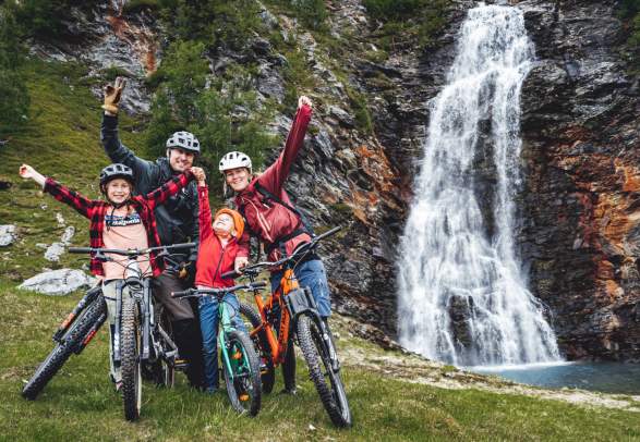 Familie på sykkel ved Rottenvik fossefallet, Nord Norge