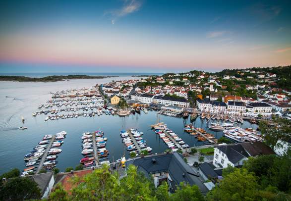Utsikt över hamnen och staden Risør i södra Norge, från utsiktsplatsen Risørflekken
