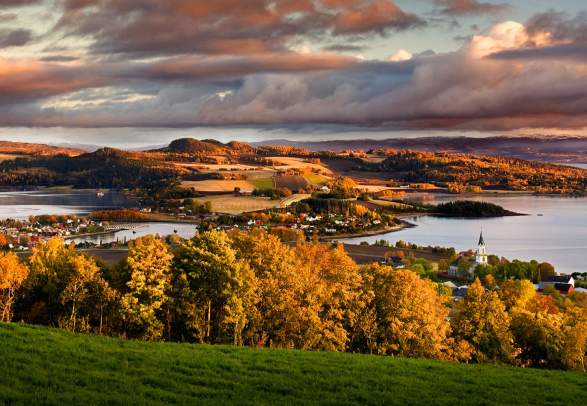 Oversiktsbilde av Innherred kledd i varme høstfarger